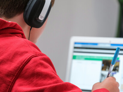 O aumento das denúncias de violação dos direitos dos idosos em meio à revolução tecnológica. Como garantir sua proteção nessa era digital?
