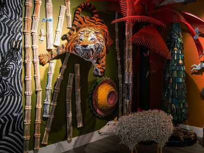 Arte da riciclo, tigre e pecora. © Federico Uribe. «Incoraggio lo spettatore a scoprire, al di là della sola funzione di un oggetto, una realtà simbolica ed estetica sottostante dove la vita supera la morte e la bellezza soppianta la distruzione»