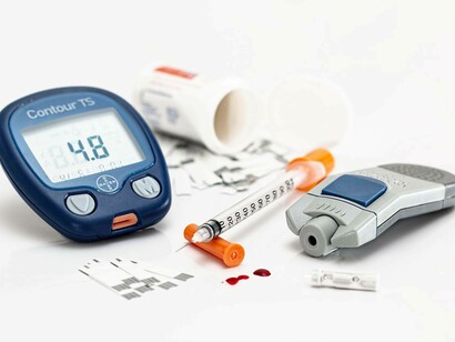 The complete set package for people with diabetes includes a blood sugar counter, medication, and a needle