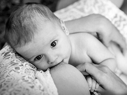 Los niños que son amamantados padecen menos alergias y asma a largo plazo