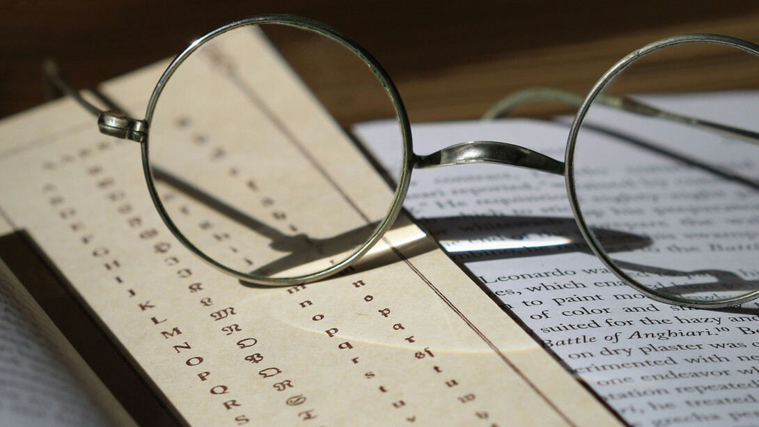 Óculos de professor de grmática de língua portuguesa sob livros 