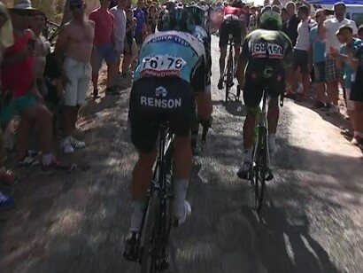 Los ciclistas avanzan entre el público