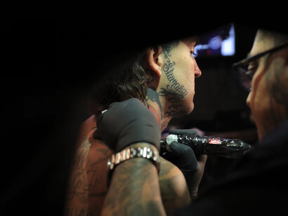 Al igual que en la calle, los encargados de hacer tatuajes en las prisiones rusas cobran por ello. Lo siguiente es tener una idea clara o un boceto del tatuaje que uno quiere hacerse. Después, busque al "tatuador oficial" del centro penitenciario o de su pabellón