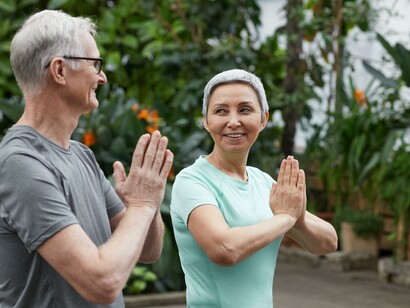 Yoga della risata. Da questo punto di vista lo “Yoga della Risata” si presenta come un’occasione veramente unica per far fare al malato con il suo "cargiver" qualcosa di riabilitativo e apparentemente lontano dal mondo sanitario