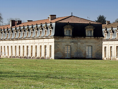 La Corderie Royale de Rochefort, en France. Elle fut construite sur un sol vaseux ce qui engendra doute auprès des instigateurs du projet