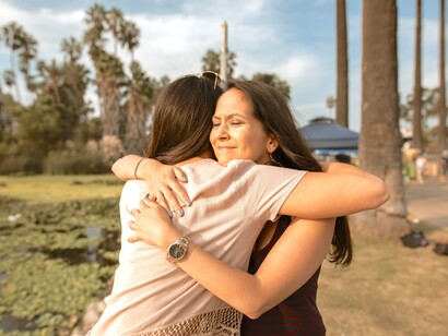 Amigas se abraçam na praça