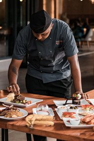 Chef montando pratos com as combinações ideais. Combinar x com y e/ou z de modo a criar (novas) sensações é algo maravilhoso na medida em que tal ação compreende uma grande mestria