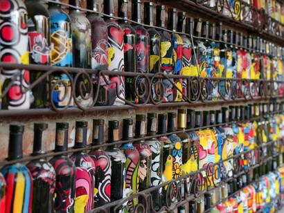 Botellas decorativas en las paredes de Andrés carne de res