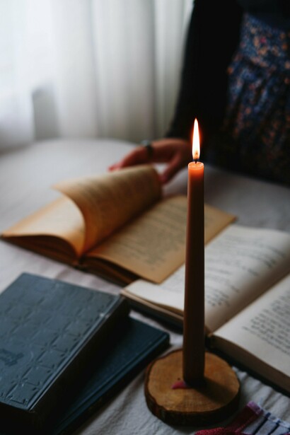 Ressaltamos que no texto literário os dêiticos, aquelas palavras cujos sentidos dependem do contexto em que são enunciadas, por exemplo, o advérbio aqui, não estão relacionados ao mundo factual, mas ao mundo construído pela narrativa, já que a linguagem literária se refere a um mundo construído pelo texto