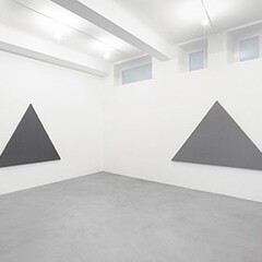 Alan Charlton 2014, Veduta parziale dell’esposizione, A arte Invernizzi, Milano, Courtesy A arte Invernizzi, Milano, Foto Bruno Bani, Milano