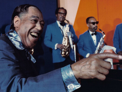 Duke Ellington plays with an orchestra in the movie L'aventure du jazz.