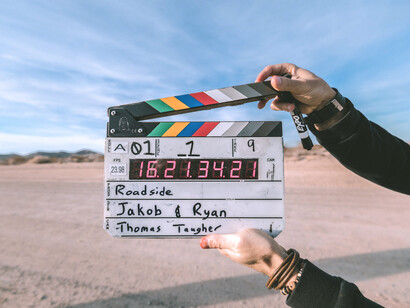 Claqueta, dispositivo utilizado en la producción de vídeo y cine. Asiste en la sincronización de imagen y sonido