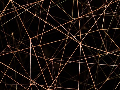 Rete di connessioni formata da linee e nodi luminosi. Evoca l'idea di interconnessione, complessità, big data e l'architettura di una rete tecnologica
