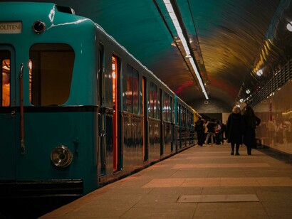 Sin darle muchas vueltas, decidió subir al único tren que encontró en la estación. Un tren que, para su sorpresa, jamás había visto