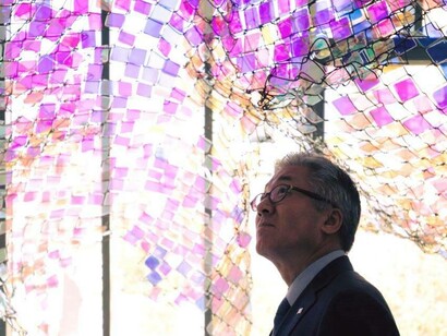 Kim Jongdeok, Minister of Culture, Sports and Tourism of the Republic of Korea, under Soo Sunny Park sculpture