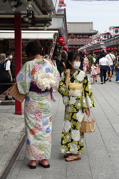 Chicas con kimonos en el recinto del Templo de Sensoji, Tokio, Japón. Foto: Felipe Sérvulo