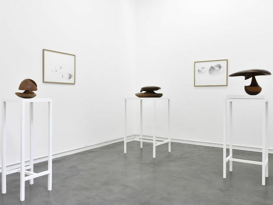 Sculptures flottantes, Exhibition view. Courtesy of Galerie Mitterrand