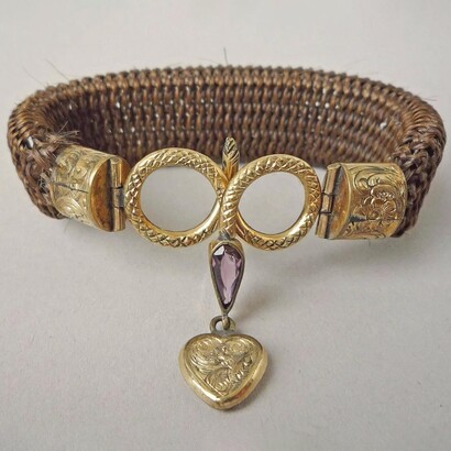 Pulsera de cabello trenzado con cierre de serpiente, gota de amatista y corazón de oro, que se cree que es obra de Antoni Forrer, c, 1850-1870, Museo Británico, Londres