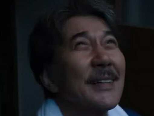 Cena do filme Dias Perfeitos. É um filme despretensioso em sua essência, que suscita uma reflexão justamente por apresentar o cotidiano na sua forma mais pura, quase voyeurística, da vida de um homem de meia idade. E aí está a beleza do filme