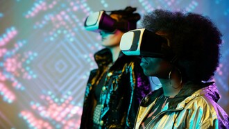 Hoje, a ideia de que a inteligência artificial pode imitar a realidade e habilidades humanas gera sentimentos mistos de fascínio e desconforto, amplamente refletidos nas redes sociais. Apesar de sua sofisticação, textos que aparentam ser gerados por IA — como aqueles associados ao ChatGPT — são comumente vistos como medianos, desinteressantes ou pouco inspirados. No campo das artes visuais, os primeiros trabalhos criados a partir de prompts em sistemas como o Midjourney inicialmente despertaram fascinação pelo progresso tecnológico. Contudo, à medida que tais ferramentas se tornaram acessíveis a um público maior em questão de meses, a sensação de novidade rapidamente se dissipou, reduzindo essas produções a algo comum e ordinário