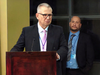Juan Carlos Flores Zuñiga en la ceremonia del Premio de la Crítica 2022, AICA, Costa Rica