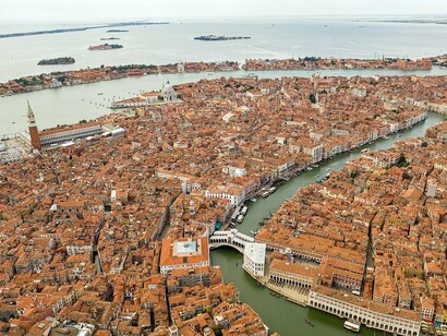 Canal Grande con la Fondaco dei Tedeshi in lontananza, Venezia, Italia
