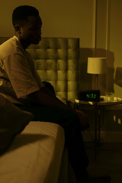 Tem gente que para de sair de casa e nem percebe quando isso começou. Primeiro, recusa um convite. Depois outro. Aos poucos, o mundo vai ficando mais distante. A família chama, os amigos insistem, mas a resposta quase sempre é a mesma: “hoje não”. Não é exatamente tristeza. É falta de vontade. Um cansaço que não está no corpo, mas em algo mais difícil de nomear, como se a energia estivesse sendo consumida em outro lugar, invisível




