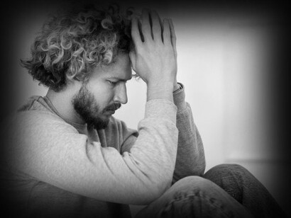 Un hombre depresivo que necesita atención médica, la cual podría ser suministrada por aplicaciones o plataformas especializadas