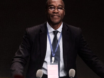 Emile Kenmogne. Dans son texte, il appelle à l’introduction de nouvelles formes de rationalité pour rendre compte des phénomènes paranormaux, ou, à tout le moins, prendre en charge les maladies paranormales