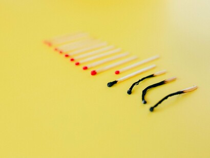 A psicologia analítica oferece um caminho poderoso e profundo para tratar a Síndrome de Burnout. Ao focar na integração dos processos inconscientes e conscientes, esta abordagem permite que o paciente encontre um novo equilíbrio e uma maior realização pessoal e profissional
