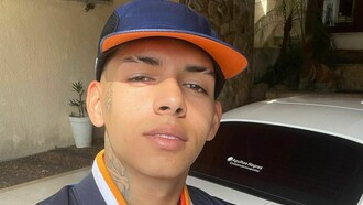 MC Rick em imagem promocional. É possível associar o esporte e a AD, refletindo sobre significação do futebol dentro da arte, música e literatura por meio de estruturação de um discurso. A arte transmite carrega uma série de valores, símbolos, que podem ser enquadradas como Ideologia