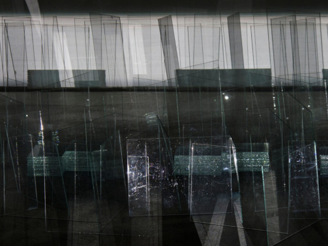 Jan Tichy, Installation no. 30 (Lucia), 2016
Einkanal video projektion auf 330 Glasplatten, Single channel video projection on 330 glass plates, Format variabel | dimensions variable
12 min, Unikat | unique. Courtesy of Galerie Kornfeld