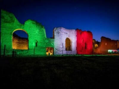 Il tricolore proiettato sui resti delle Terme di Caracalla