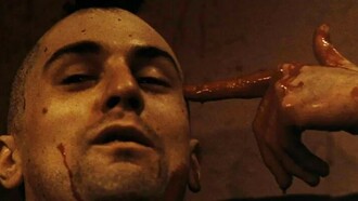 O motorista nunca quis amor. Desejava validação, plateia, enredo. O cinema concedeu um figurino grande demais para caber em qualquer sanidade confortável. O que irrompe pelas ruas virtuais é um arquétipo social, um algoritmo psíquico reproduzido com a precisão de quem fareja ressentimento