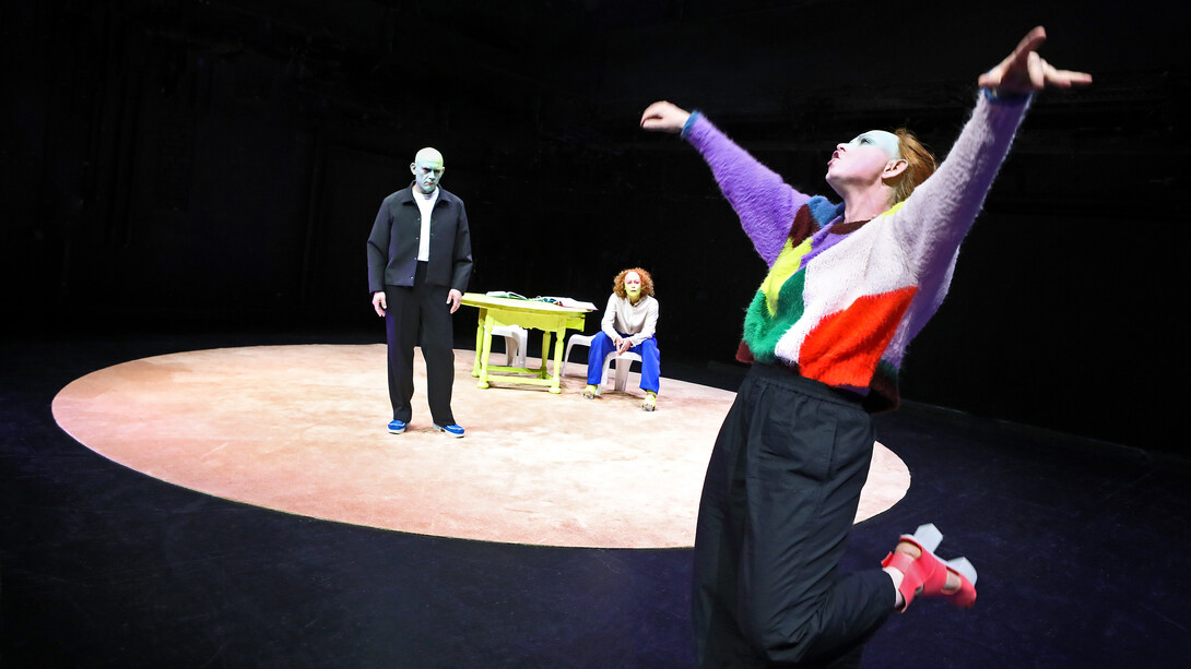 Und oder oder oder oder und und beziehungsweise und oder beziehungsweise oder und beziehungsweise einfach und. Courtesy of Residenztheater