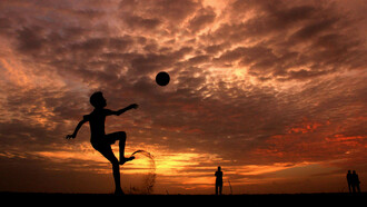 Ragazzo che calcia il pallone. La parabola suscita volontà spesso nascoste, fino a sciogliere le paure anche di quei giocatori che sono coscienti delle loro capacità calcistiche. Li mette quindi sullo stesso piano di quegli atleti che invece il piede fatato, la favella con il pallone, il tocco di classe, il dribbling ubriacante ce li hanno tutti e quindi possono prendersi anche la libertà/responsabilità di calciare a giro