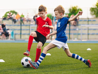 Niños practicando fútbol