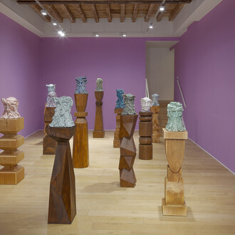 Kevin Francis Gray, Fragile heads series, vista della mostra. Per gentile concessione della Galleria Secci