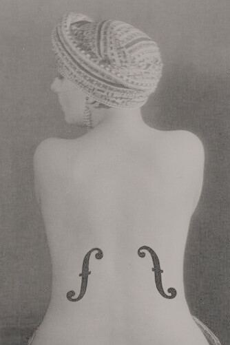Man Ray, Violón de Ingres, 1924. Impresión en gelatina de plata. Colección Pritzker. Museo Metropolitano de Arte, Nueva York. Foto: AKEZ