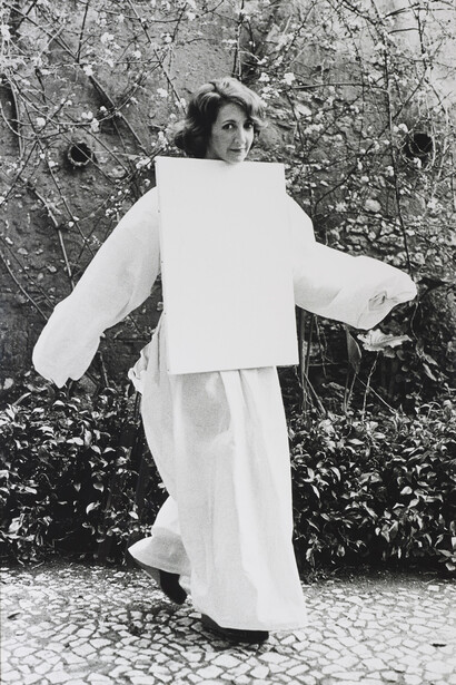Helena Almeida, Seduzir [Séduire], 2002
 Photographie noir et blanc (2 éléments), 187 × 125 cm (chaque). Coll. Helga de Alvear, Madrid/Cáceres. Photo Laura Castro Caldas and Paulo Cintra, courtesy Galería Helga de Alvear, Madrid/Cáceres