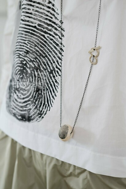 Maria Calderara #Touch SS 25. Top cotone con impronta timbrata a mano, pant taffetas, collana pallina con impronta e chiusura logo d0argento