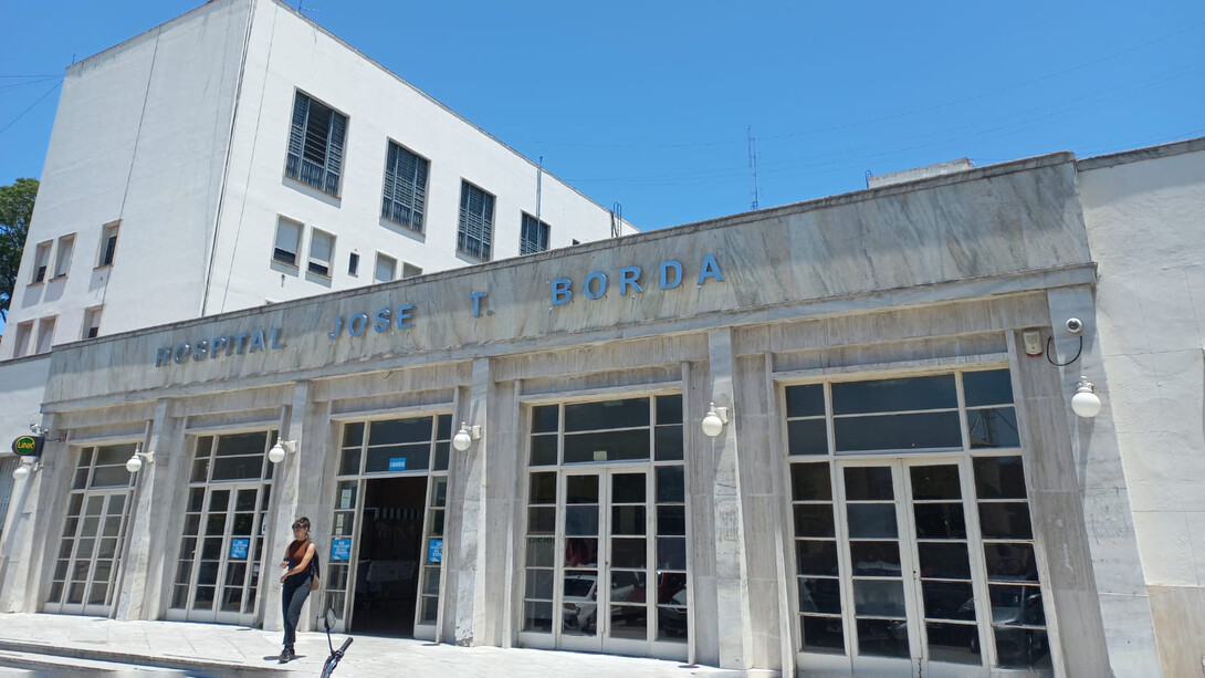 Frente del Hospital José T. Borda. Una mañana calurosa y sin muchas ganas, terminé llegando al Borda para una visita guiada que me había olvidado haber agendado