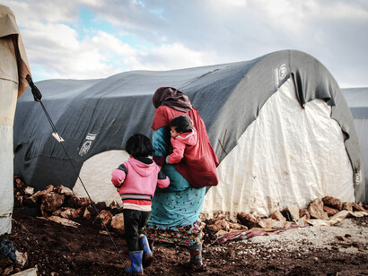Siria, campo profughi. Mercoledì 12 aprile il Consiglio dei Ministri ha dato il via libera allo “stato di emergenza” su tutto il territorio nazionale sul tema migranti per la durata di sei mesi. Con lo stato di emergenza si potranno realizzare procedure e azioni più veloci per offrire ai migranti soluzioni di accoglienza in tempi brevi