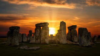 Stonehenge, UK, è un monumento affascinante e misterioso, che suscita l'interesse e l'immaginazione di molti