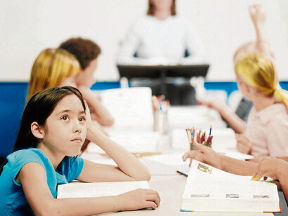 Niña con problemas de atención en clase