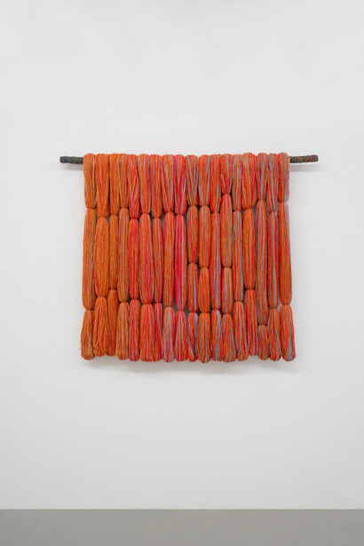 Sheila Hicks, Reckless cashmere escalation, 2025. Cortesia dell’artista e della Galleria Massimo Minini