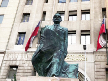 Monumento a Salvador Allende en la plaza de la Constitución del Palacio de la Moneda. Obra de Luis Arturo Hevia