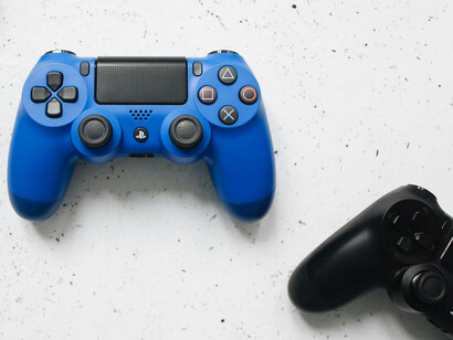 Joysticks. Os jogos digitais educativos têm o potencial de proporcionar uma experiência de aprendizado inclusiva