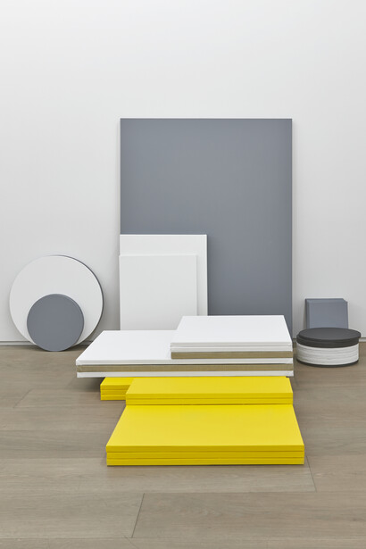 View of the exhibition Claude Rutault, Galerie Perrotin, New York, November 20, 2014 – January 3, 2015. “from stack to stack fourty-fifth theme: stack for stack”, 1989-1990, paint on canvas, variable dimensions according to the actualization (actualization at Galerie Perrotin: 6 stacks of canvases between 20 x 25 cm and 91 x 122 cm/ 8 x 10 in. and 36 x 48 in.). Photo: Yachin Parham, Courtesy Galerie Perrotin