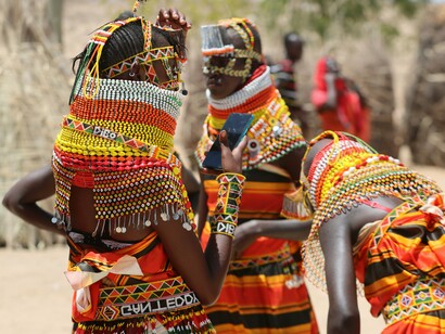 Turkanos usando a jóia tradicional de contas feitas à mão. As plataformas são pagas, mas oferecem maior segurança, pois você tem acesso a depoimentos de anfitriões, relatos de outros voluntários que passaram por lá e, claro, referências de quem já viveu a experiência. Isso te permite tomar uma decisão mais consciente e escolher a oportunidade ideal para você